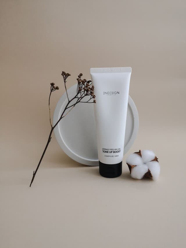 화장품 튜브와 목화 가지