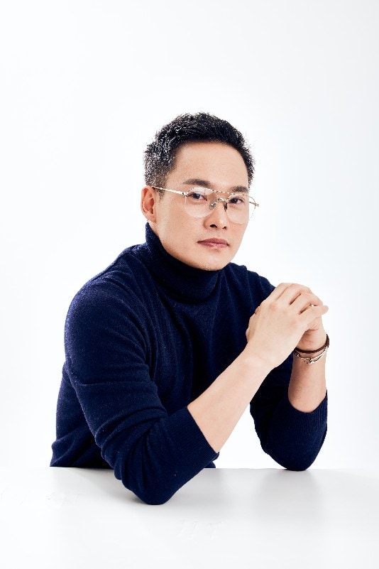 테이블에 두 손을 모으고 앉은 설현규 대표